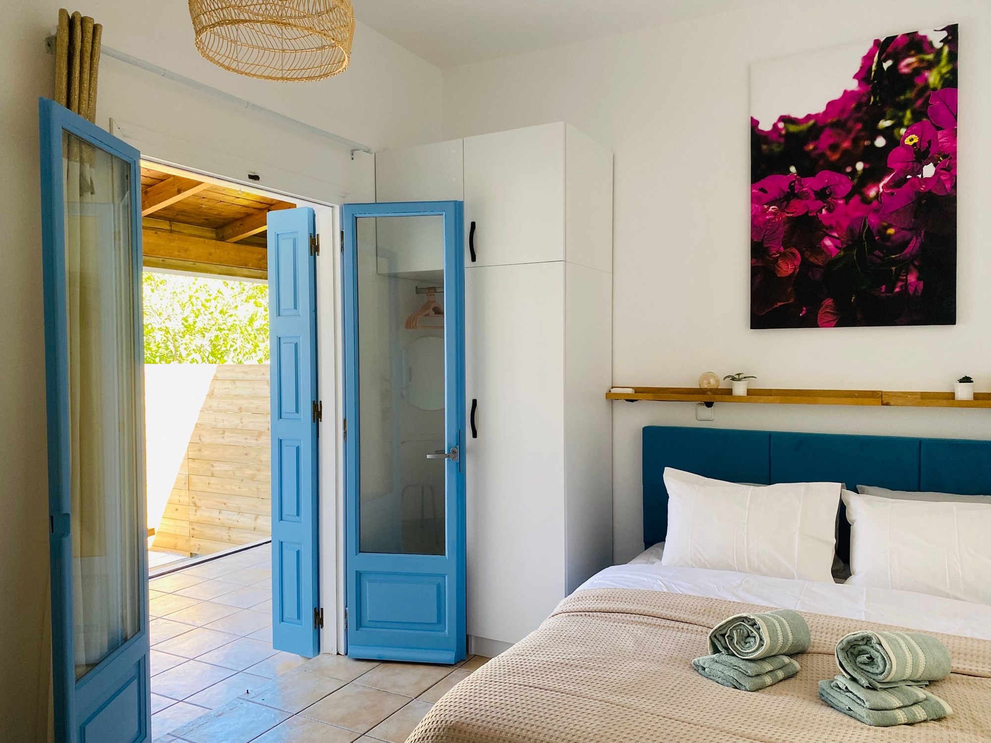 slaapkamer bougainvillea holiday home, vakantiehuis samos met kingsize bed