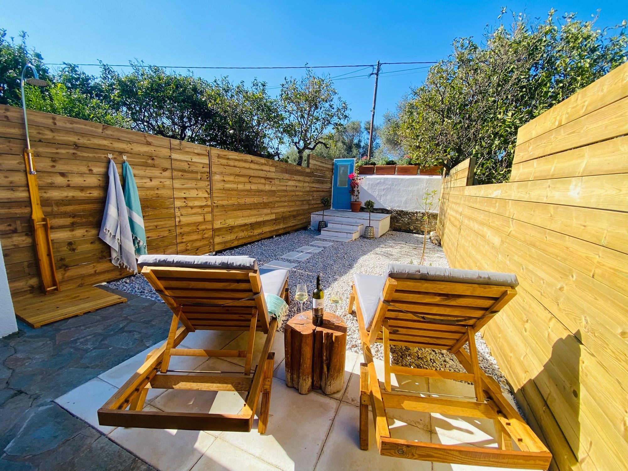 heerlijke tuin van bougainvillea holiday home met ligbedden en buitendouche