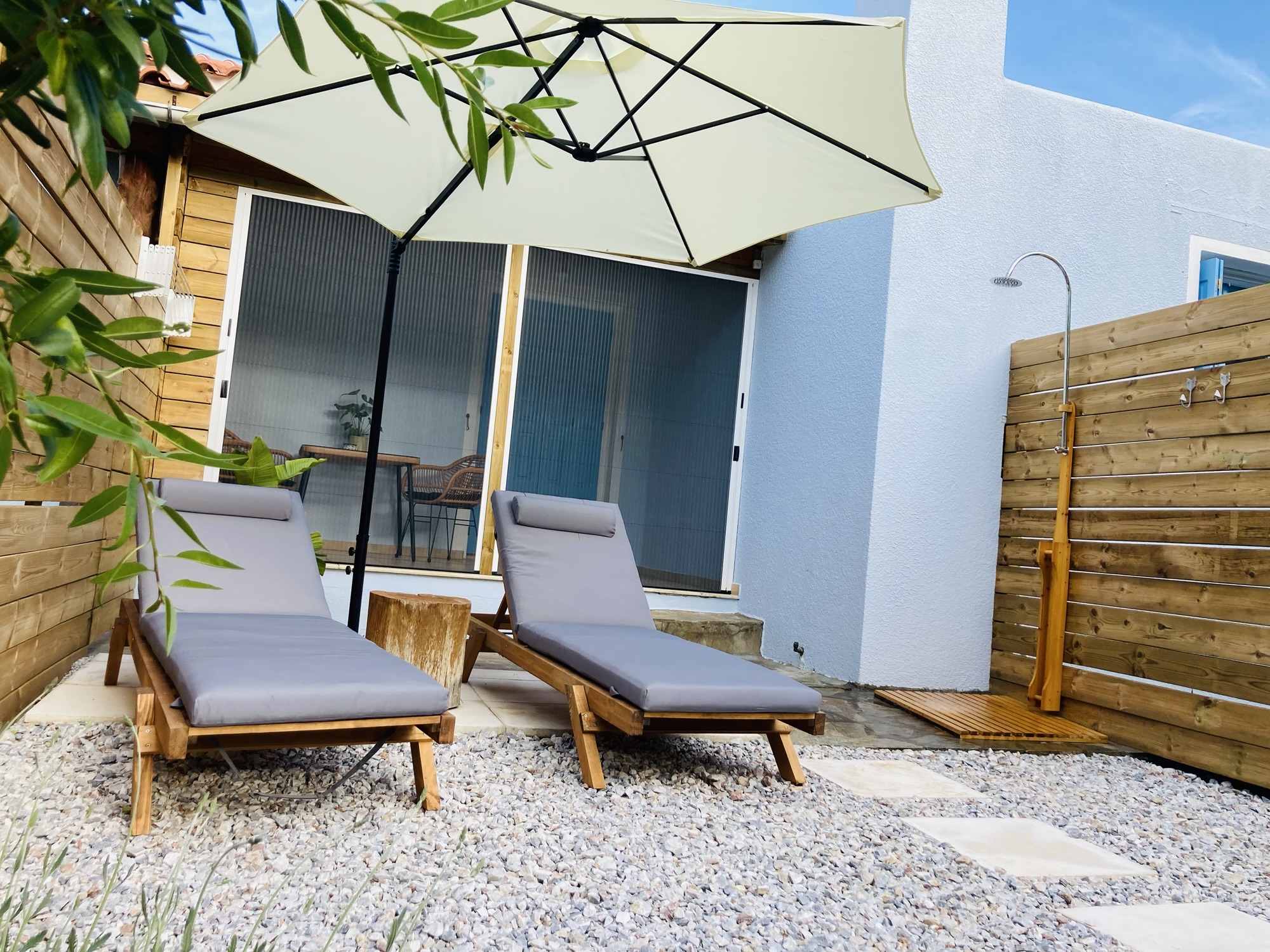 tuin-bougainvillea-holiday-home-samos-parasol-buitendouche-ligtoelen